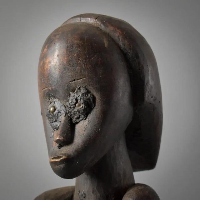 African Early 20th Century Male Fang Byeri Seated Reliquary Figure Gabon For Sale - Image 3 of 11