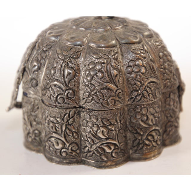 Antique North Indian Mughal Silver Chased Collectible Trinket Box For Sale - Image 11 of 12