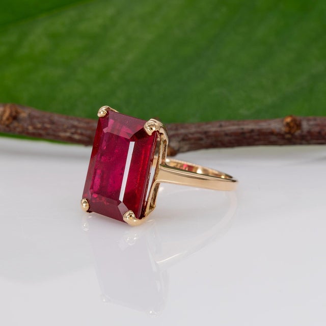 Metal Estate 13.9Ct Madagascar Ruby Ring: Solid 10k Gold – Emerald Cut, Size 6.75 For Sale - Image 7 of 10