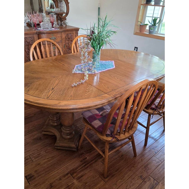 1980s Vintage Thomasville Solid Oak Pedestal Dining Set - Complete 7-Pc Set W/ Leaves & Chairs For Sale - Image 5 of 13