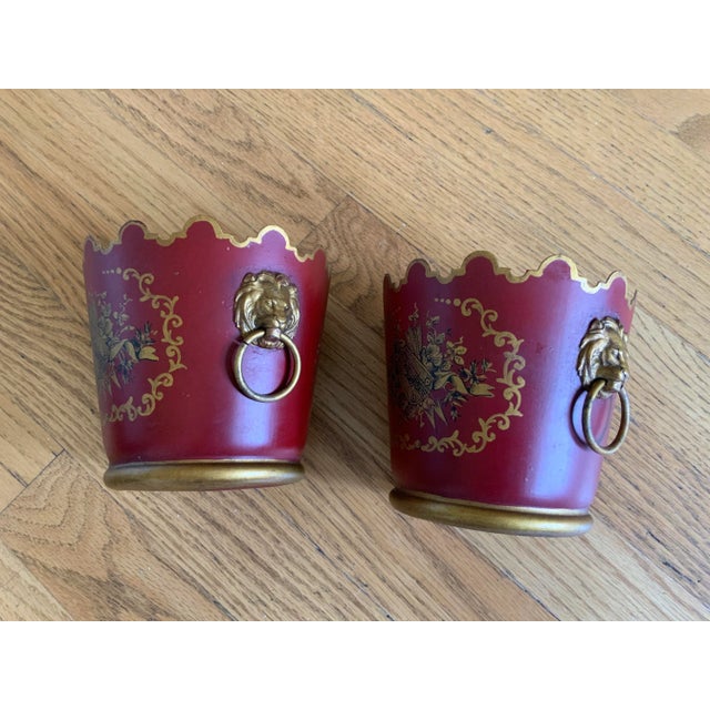 French Pair of Early 20th Century French Napoleon III Style Red and Gold Toleware Cachepots For Sale - Image 3 of 12