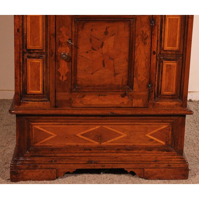 Elegant oratory or small sideboard in walnut from the beginning of the 17th century from italy Very beautiful piece of...