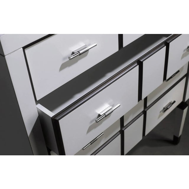 This comfortable sober character, represents the perfect fusion of function and style. The combination of two finishes...