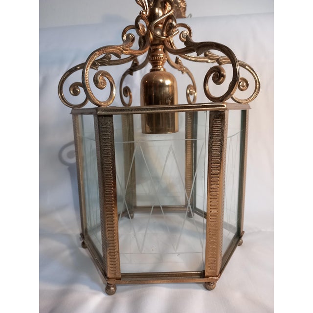 I'm offering an old brass lamp with a cut-glass pattern. The lamp body is approximately 20x20 cm wide and about 30 cm...