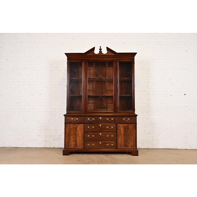 Baker Furniture Style Georgian Flame Mahogany Lighted Breakfront Bookcase Cabinet For Sale - Image 15 of 15