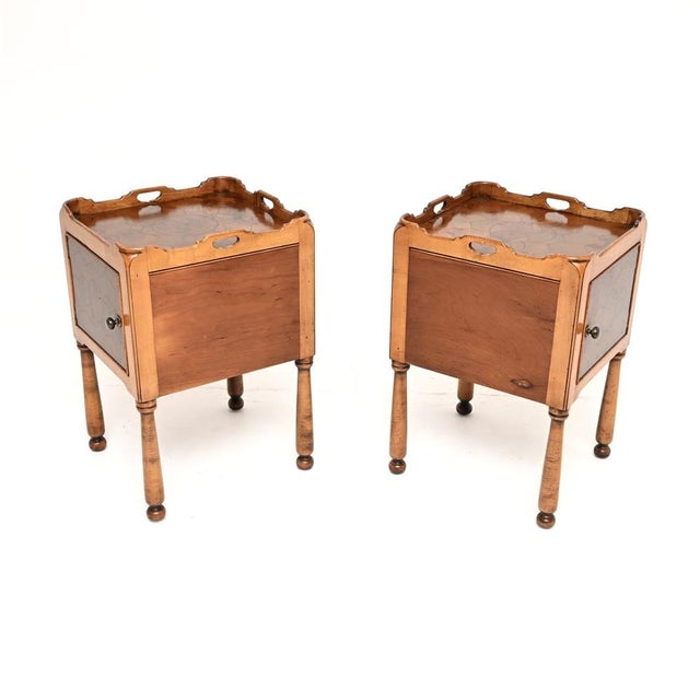 1930s Vintage Georgian Style Yew Wood Oyster Veneer Nightstands, 1930, Set of 2 For Sale - Image 5 of 11