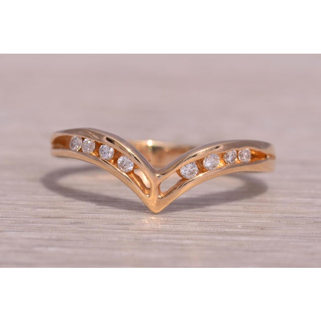 The Elegant Contour: Natural Diamond Ring in Yellow Gold For Sale - Image 4 of 11