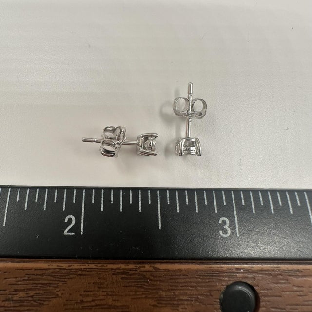 Early 21st Century Natural Diamond Stud Earrings in 10kt White Gold – 0.20ctw, New, A Pair For Sale - Image 5 of 5