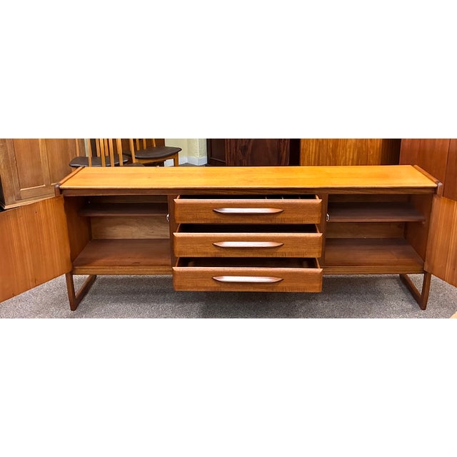 European Mid Century Modern Teak Credenza c.1960 For Sale - Image 10 of 12