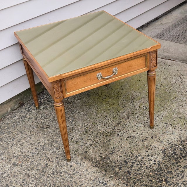 Hollywood Regency 1970s Lovely Neoclassical Henredon One Drawer Stand Gold Glass Top For Sale - Image 3 of 9