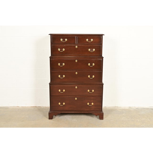 A gorgeous Georgian or Chippendale style seven-drawer highboy dresser or chest of drawers By Harden USA, Circa 1980s Solid...