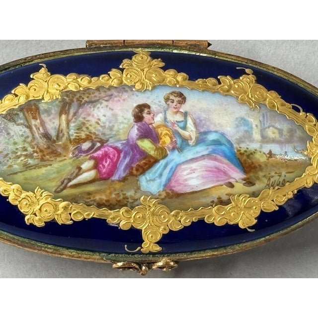 French 1860 Sèvres Romantic Blue Gilt Porcelain Trinket Box For Sale - Image 3 of 12