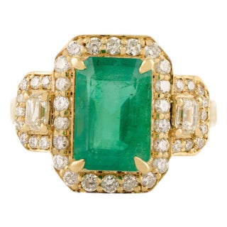 Vintage Inspired 14k Gold 2.78Ct Emerald and Diamond Halo Cocktail Ring Size 6 For Sale