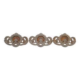 Example of Cabinetry Fixed and Bar Pulls