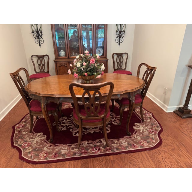 French Provincial 1960s Thomasville Louis XV French Provincial Dining Table and Chairs For Sale - Image 3 of 5