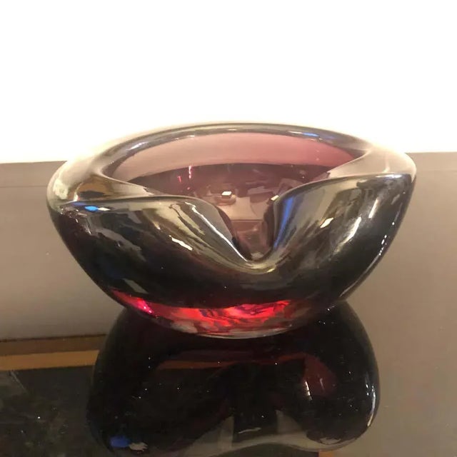 An heavy Murano glass ashtray made in Italy in the 1970s in perfect conditions.