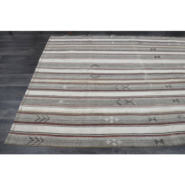 1970s Vintage Handmade Wool Cotton Gray Kilim Rug For Sale In San Francisco - Image 6 of 11