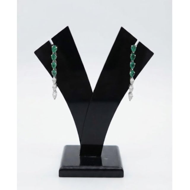 Natural 0.91cts Emerald & 0.56cts Diamond Earring in 18k Gold For Sale - Image 4 of 8