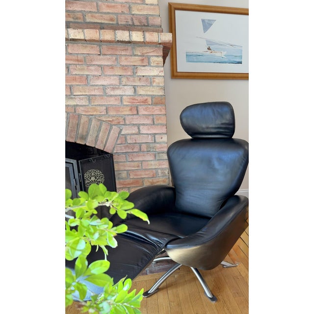 Black Leather Swivel Recliner Lounge Chair by Toshiyuki Kita, Made in Italy This multi-tasker is the kind of Italian...