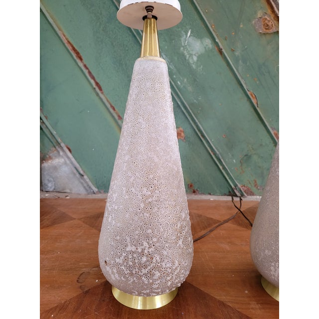 1950s Mid Century Modern Gerald Thurston for Lightolier Ceramic & Brass Table Lamps, Pair For Sale - Image 4 of 18