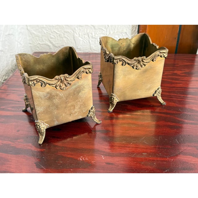 French Vintage French Louis XV Style Mottahedeh Brass Cachepots, a Pair For Sale - Image 3 of 7