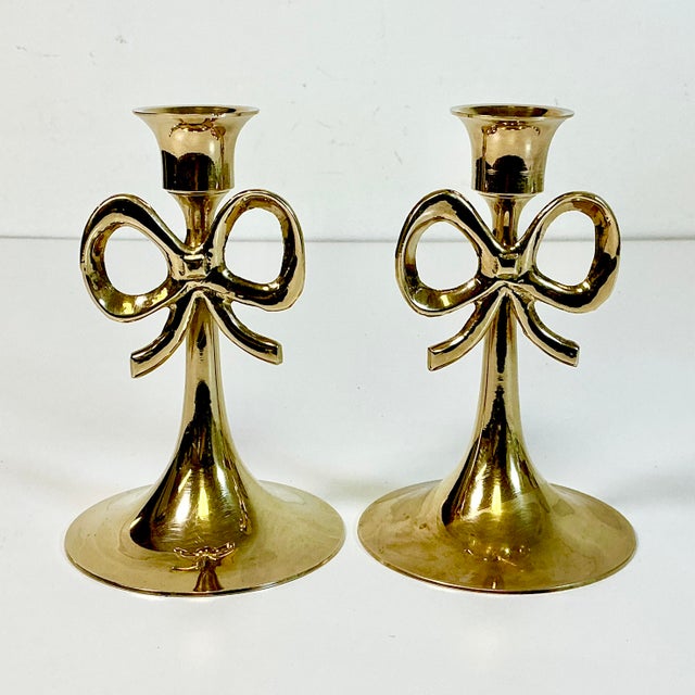 Hollywood Regency 1950s Vintage Chippendale Hollywood Regency Brass Bow Candlestick Holders - A Pair. For Sale - Image 3 of 12