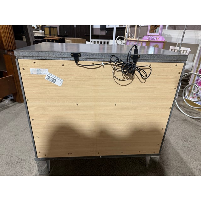 Mid-Century Modern Home Elegance "Tamsin" Nightstand For Sale - Image 3 of 7