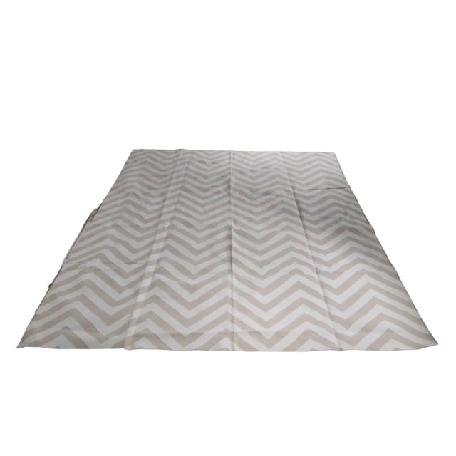 Light Gray Geometric Flat Weave Dhurrie Carpet by the Rug Company in Gray and Ivory For Sale - Image 8 of 11