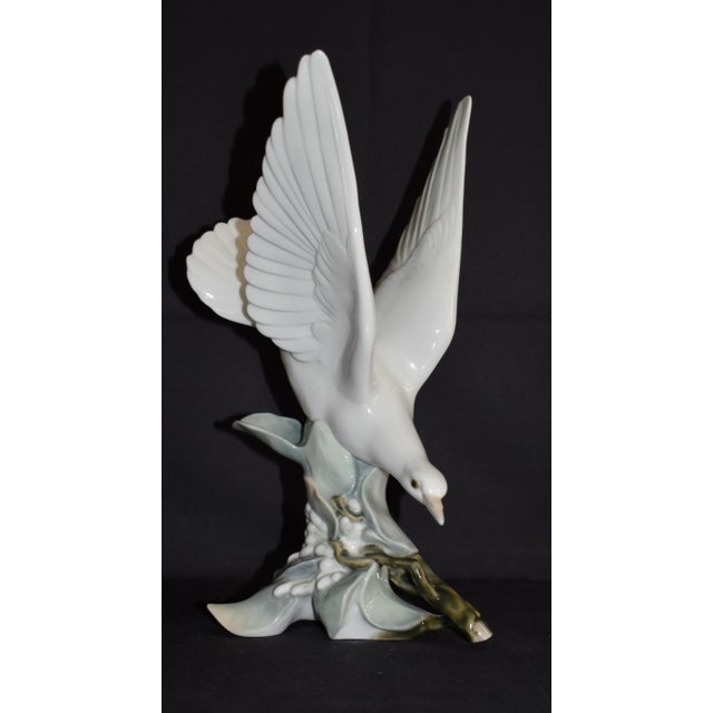 Vintage (1980's) Turtle Dove by Llardo. Made of Porcelain. The Origin is Spain. The Piece has a Glossy Finish. No chips or...