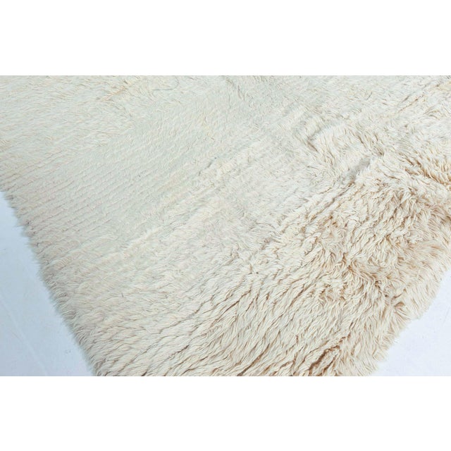 Doris Leslie Blau Vintage Moroccan Wool Rug – Soft Ivory with Subtle Texture For Sale - Image 4 of 8