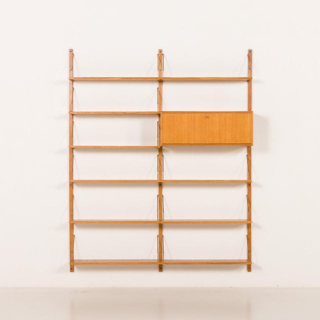 Mid-Century Scandinavian Oak Wall Unit in the style of Cadovius, Denmark, 1970s For Sale - Image 6 of 17