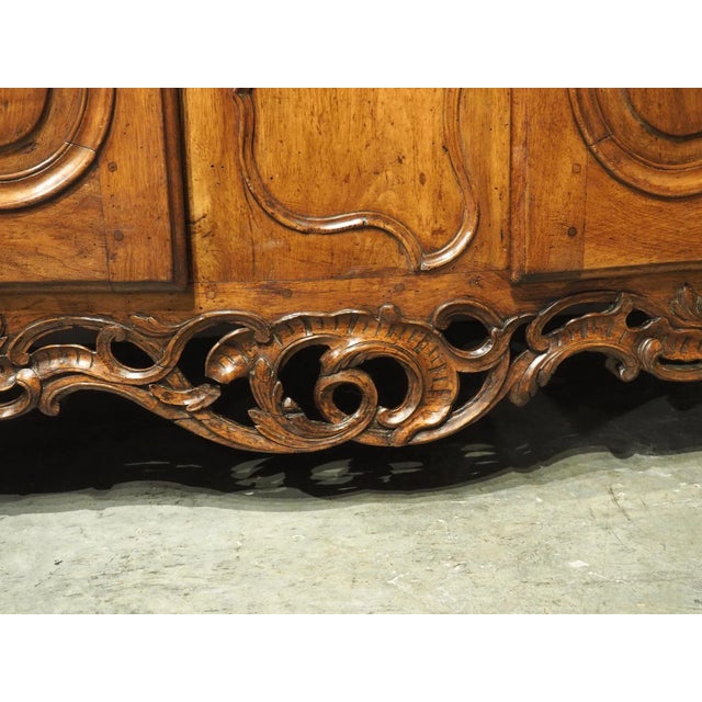 Mid 18th Century Exceptional and Large Walnut Wood Buffet De Chateau, Nimes, France, C. 1750 For Sale - Image 5 of 12