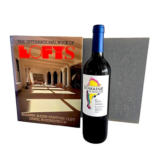 Offered is a 1st Edition design book, "The International Book of Lofts", written by Suzanne Slesin, Stafford Cliff, and...