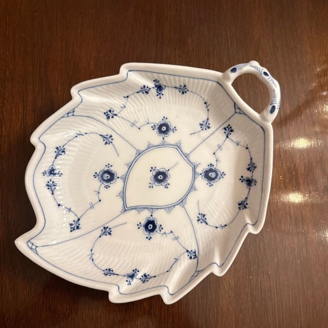 A fine Royal Copenhagen Musselmalet fluted blue lace leaf form pickle serving dish with twig handle. Great for serving...