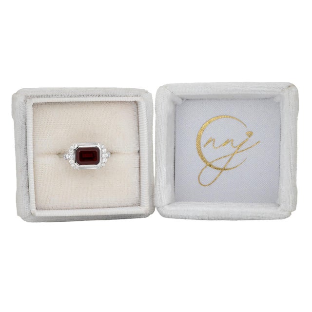 Modern 2.9Ct Garnet Ring With Natural Diamonds Accents: Solid 14k Gold, Size 6.75 For Sale - Image 3 of 8