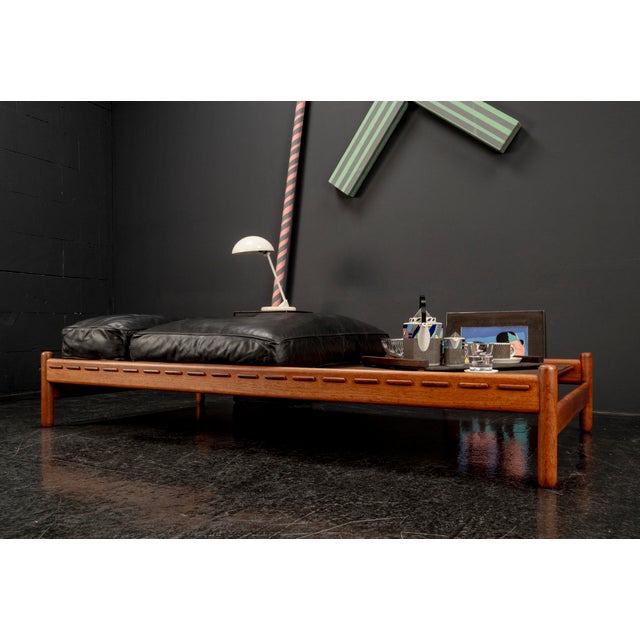 This elegant daybed is an outstanding example of Danish furniture design from the 1960s. It impresses with its minimalist...