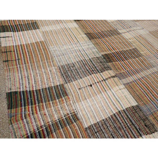 Rustic Galerie Shabab Collection Mid-20th Century Handmade Turkish Flatweave Kilim Room Size Carpet For Sale - Image 3 of 8