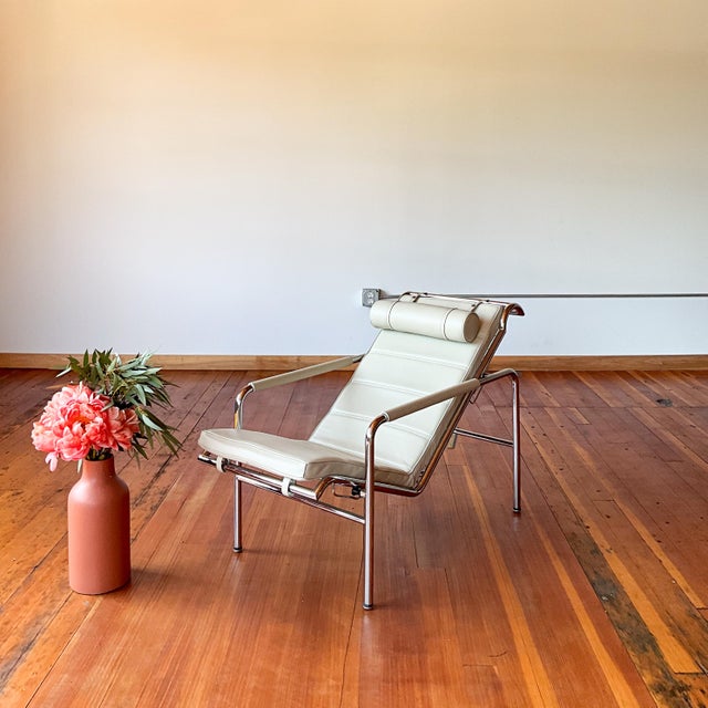 Chaise lounge designed in 1938 by Italian Gabriele Mucchi for Zanotta. Manufactured more recently. White leather with...