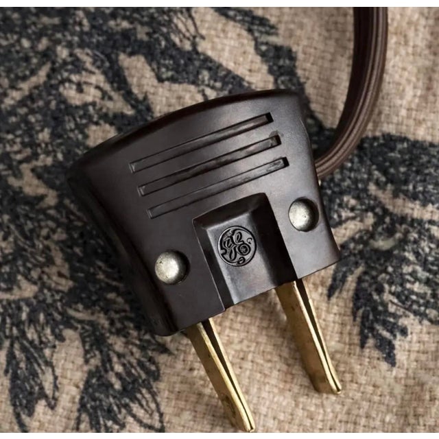 Mid-Century Modern 1950s Sculpted Maple Table Lamps With Original Brass Pull Chains, Pair For Sale - Image 3 of 3