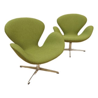 1960s Pair Arne Jacobsen Swan Chairs Early Edition Model 1066 For Sale