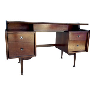 1960s Vintage Mid Mod Walnut Desk by Hooker Mainline Collection For Sale