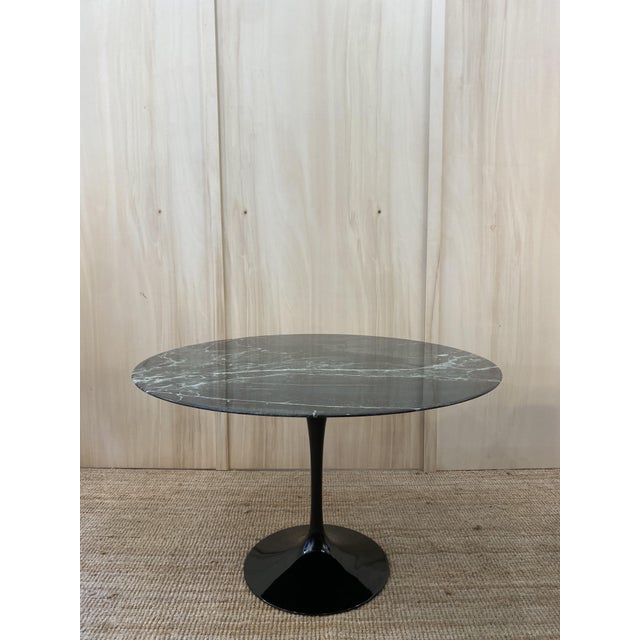 Round Tulip Table with Green Alpine Marble Top by Eero Saarinen for Knoll Inc. / Knoll International, 1980s For Sale - Image 6 of 13