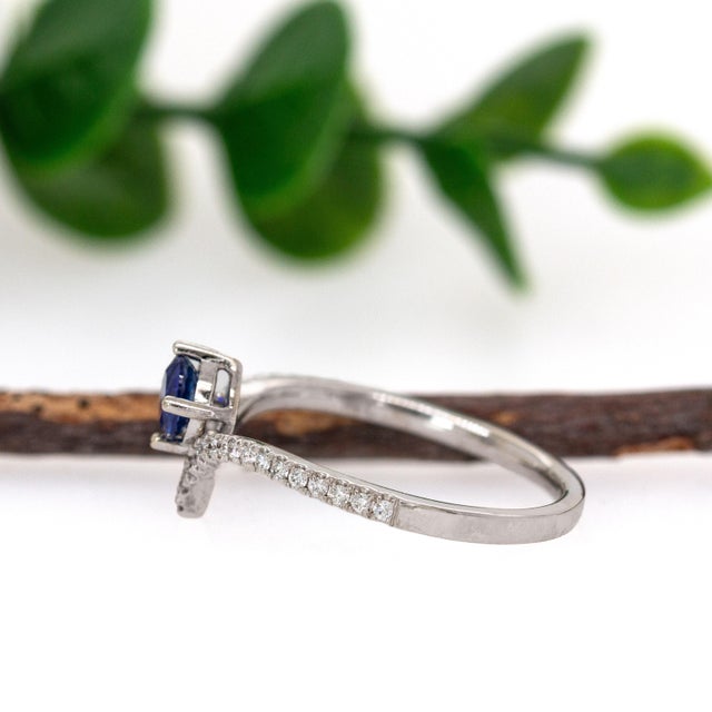 2020s Ceylon Blue Sapphire Ring With Chevron Diamond Pavé Shank in 14k White Gold, Size 6.75 For Sale - Image 5 of 7