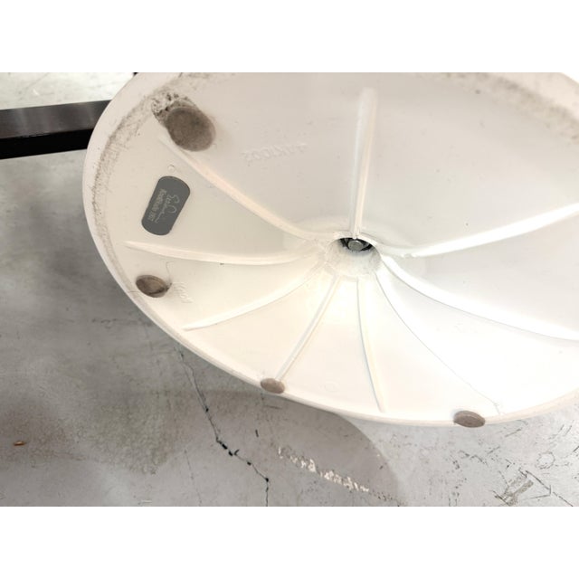 Set of 4 Eero Saarinen for Knoll Tulip Chairs in White & Black Leather For Sale In Palm Springs - Image 6 of 18