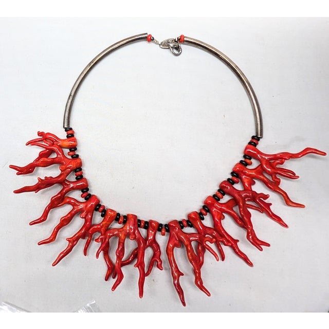 Vintage 1980s Signed Sharra Pagano Italy Silvertone Faux-Coral & Black Beaded Collar Necklace For Sale In Philadelphia - Image 6 of 7