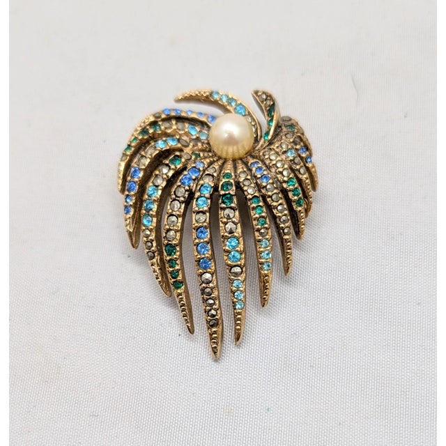 Les Bernard Vintage 1980s Signed Les Bernard Goldtone Faux-Pearl & Rhinestone Brooch For Sale - Image 4 of 6