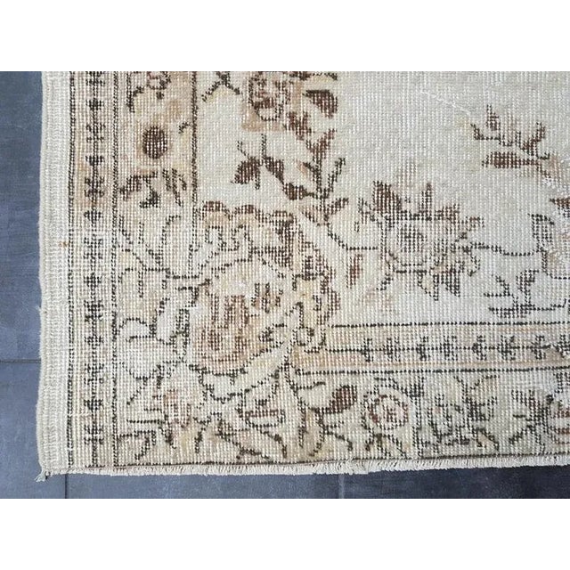 1960s Vintage Oushak Traditional Handmade Area Rug- 3′10″ × 6′7″ For Sale - Image 5 of 11