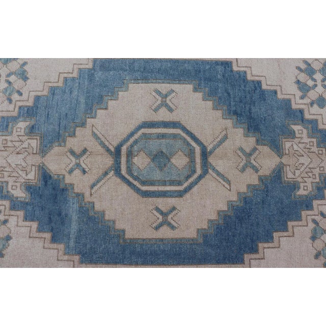Mid 20th Century Vintage Turkish Oushak Rug With Medallion Design in Blue, Lt. Blue & Ivory For Sale In Atlanta - Image 6 of 13