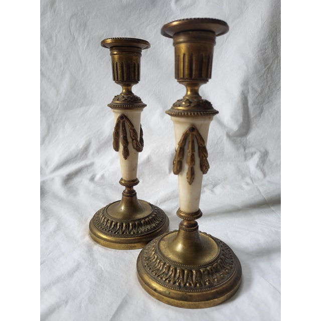Antique French Candlesticks in White Marble and Chased Gilt Bronze, 1700s, Set of 2 For Sale - Image 6 of 6