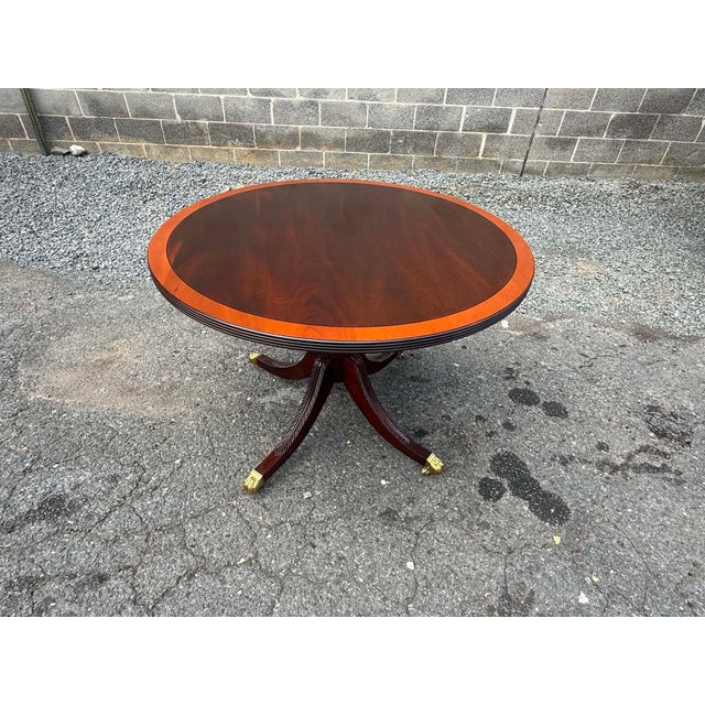 English Stickley Georgian Style Inlaid Mahogany Pedestal Base Dining Table or Center Table For Sale - Image 3 of 18